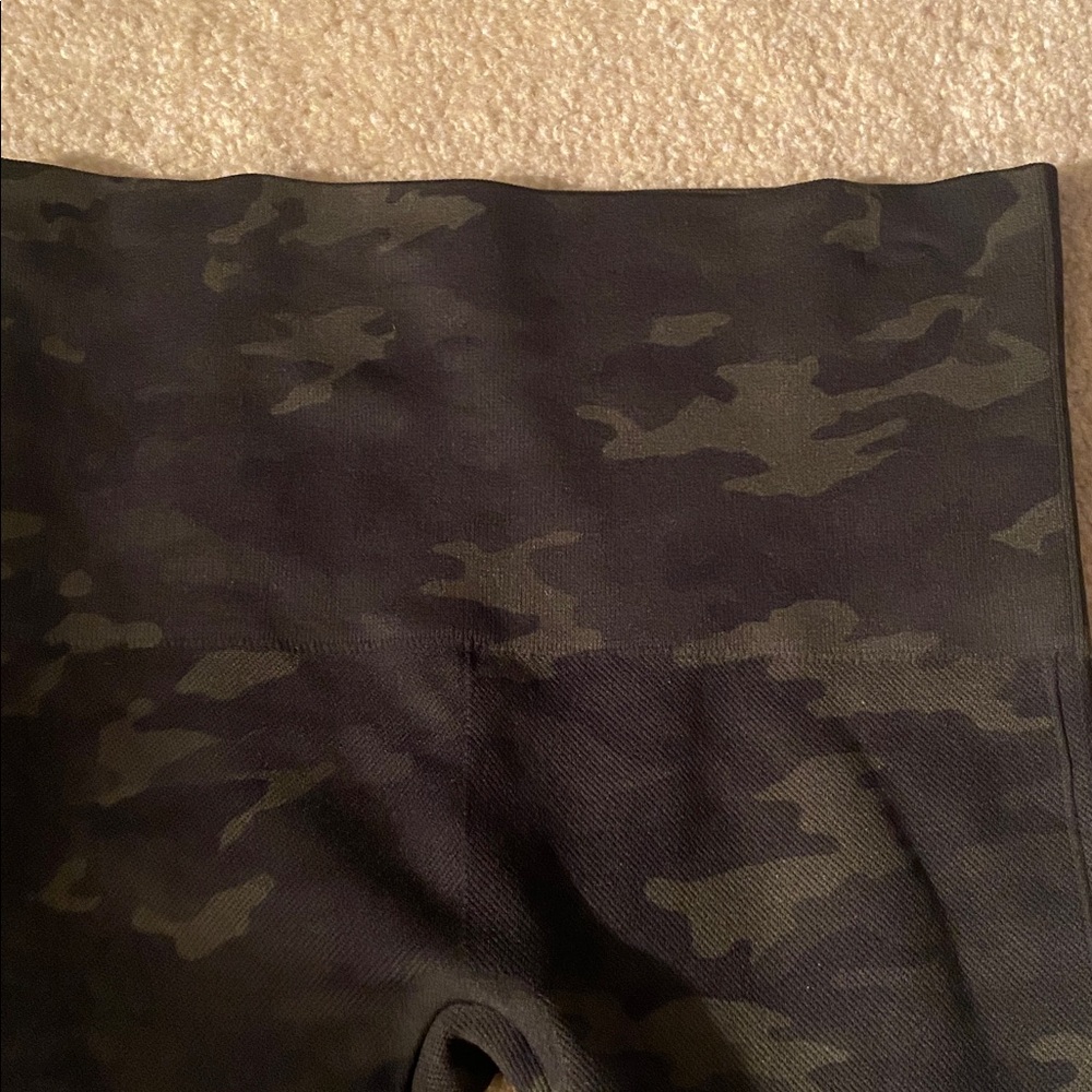 Spanx camouflage leggings size XS stretchy! - Picture 4 of 4